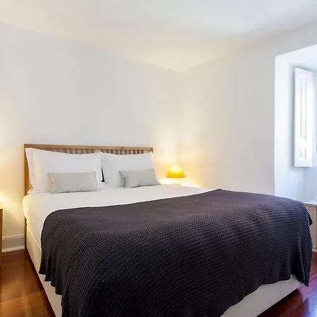 Authentic & Лісабон